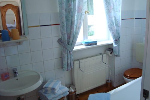 Badezimmer mit hellen Fliesen und Tageslicht