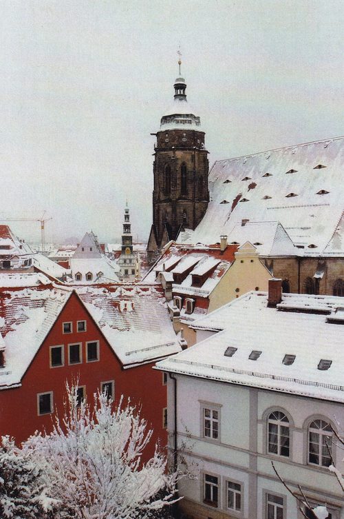 Verschneite Dächer und Kirchturm der Pirnaer Altstadt